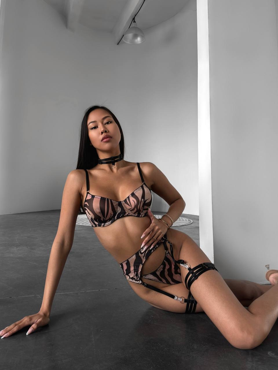 Animal Print Lingerie Set with Harness Details – Bra, Panties, Garter Belt & Thigh Straps