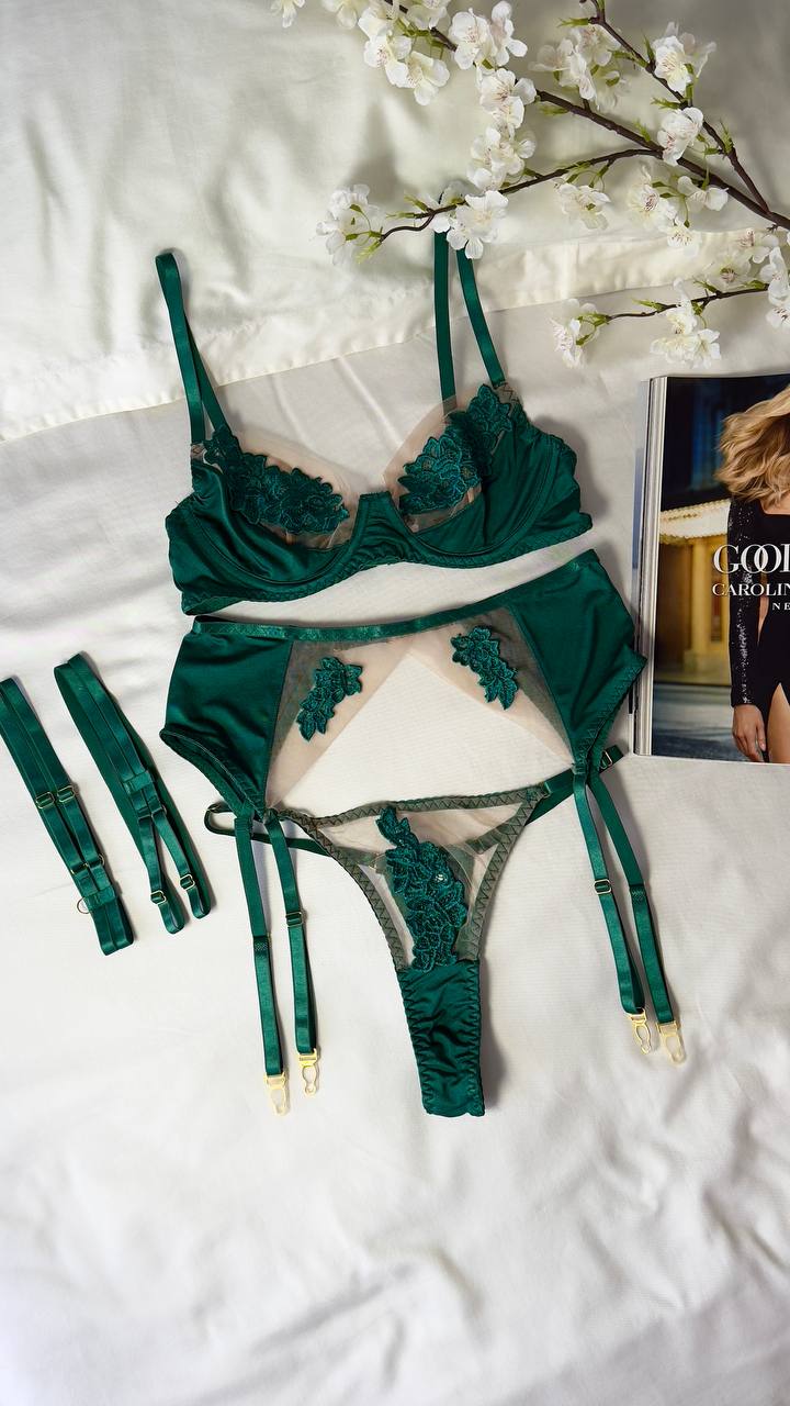 Emerald Green Lace Lingerie Set with High-Waisted Briefs & Garters – Luxury Statement Lingerie