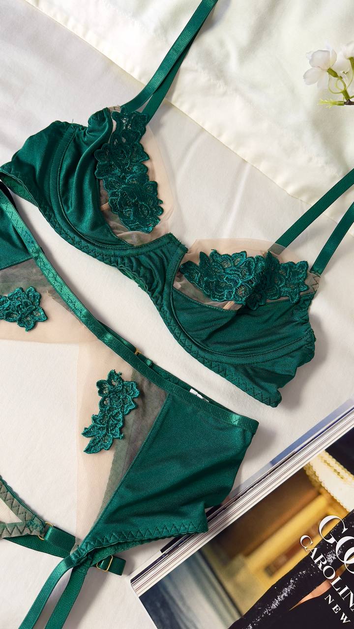 Emerald Green Lace Lingerie Set with High-Waisted Briefs & Garters – Luxury Statement Lingerie