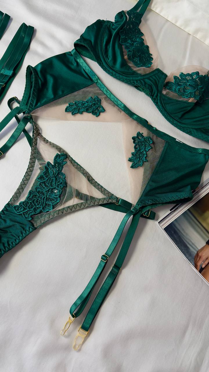 Emerald Green Lace Lingerie Set with High-Waisted Briefs & Garters – Luxury Statement Lingerie